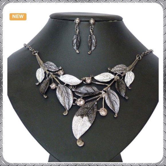 Jewelry - NWT Leaf Chain Collar Necklace Set